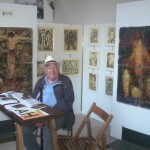 Sergio Bizzarri nello stand con le sue opere