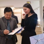 Ma Lin con studentesse dell'accademia